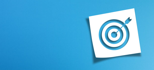 在全景蓝色背景上注意纸张和带有拷贝空间的目标标志图片下载