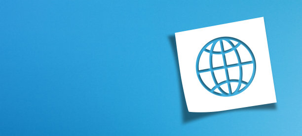 笔记纸和世界符号与复制空间在全景蓝色背景图片下载