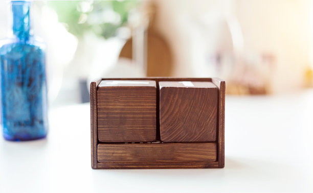 一个木制的永恒日历放在一个明亮的室内。方块。免费空间的标志，任何铭文和日期图片下载