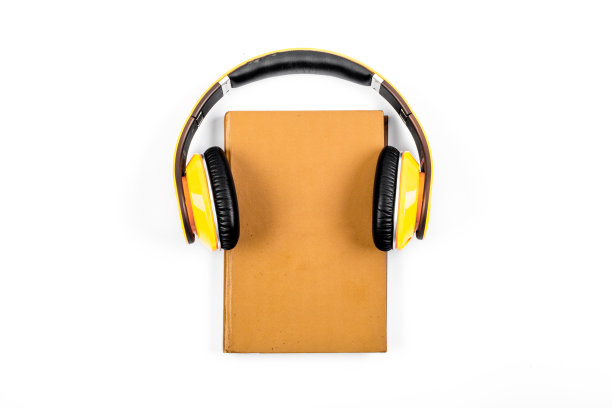 戴上黄色耳机。白色背景俯视图图片下载
