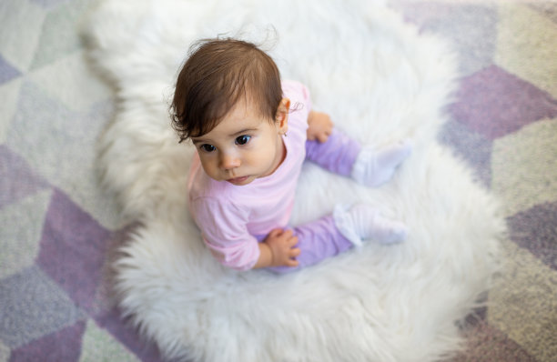 漂亮的小女孩坐在地板上图片下载