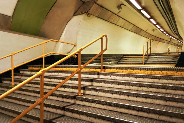 通往地下火车隧道的楼梯和黄色铁轨图片下载