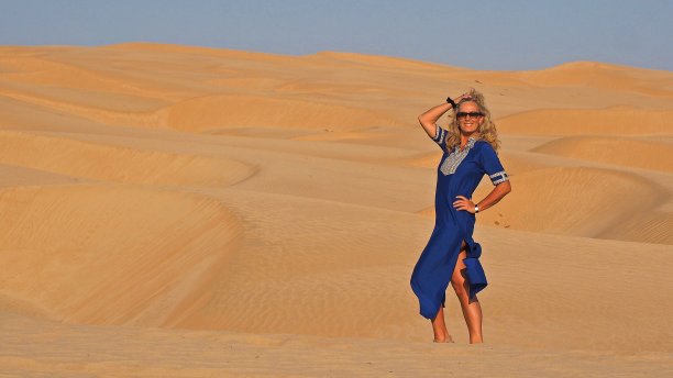 沙漠中的女人图片下载