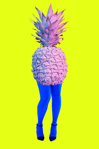 菠萝的图片，而不是身体和女人的美丽的蓝色腿在酸黄色的背景高跟鞋。迪斯科灯。超现实主义的艺术。有趣的现代艺术拼贴画。波普艺术。电子杂志的文化。图片下载