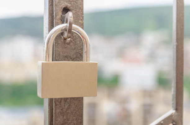 铁锁上的窗户关上了，最后一层。安全的概念图片下载