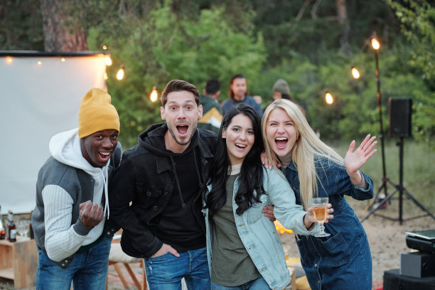 两对兴奋的跨文化夫妇穿着休闲装享受朋友聚会图片下载