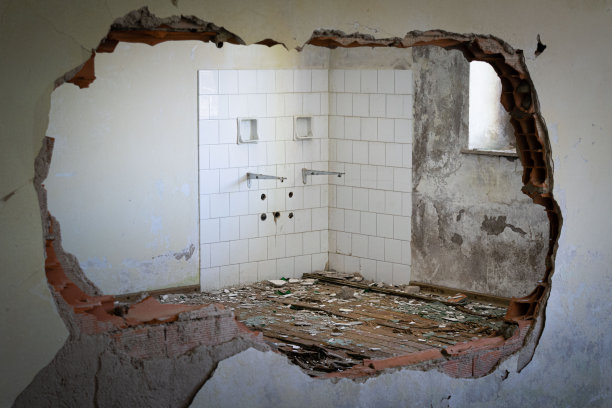 即将被拆除的废弃建筑。该建筑位于意大利威尼托的Monte Grappa山顶，这里是第一次世界大战期间决定性冲突的发生地图片下载