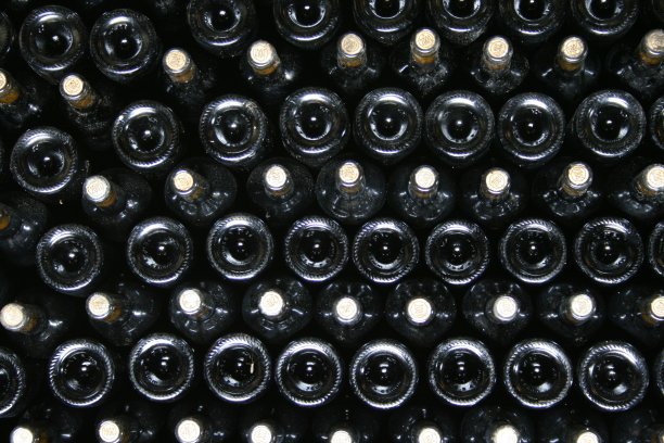 酒瓶在酒窖中叠放的图案。图片下载