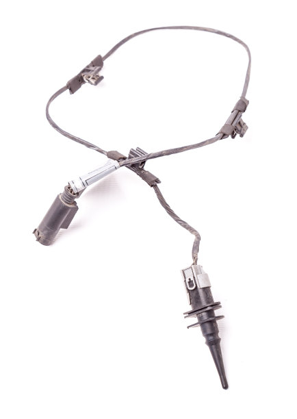 白色背景上有金属丝的空气温度传感器。发动机控制单元出售或更换，空气燃料混合，发动机怠速，点火正时。图片下载