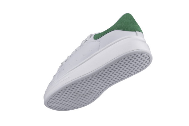 白色的运动鞋在白色的背景。运动鞋。图片下载