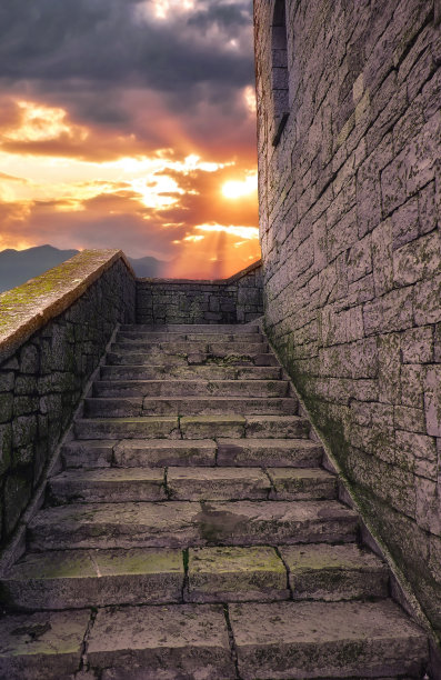 古老的石阶通往战塔和日落的天空图片下载
