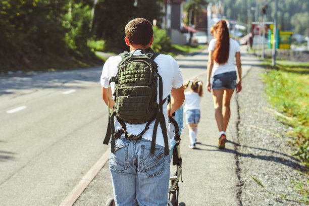 一家人带着孩子在户外散步图片下载