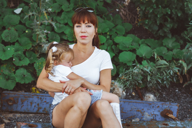 一家人带着孩子在户外散步图片下载