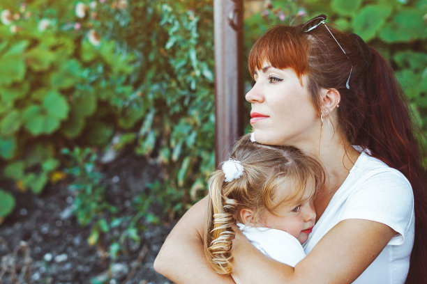 一家人带着孩子在户外散步图片下载