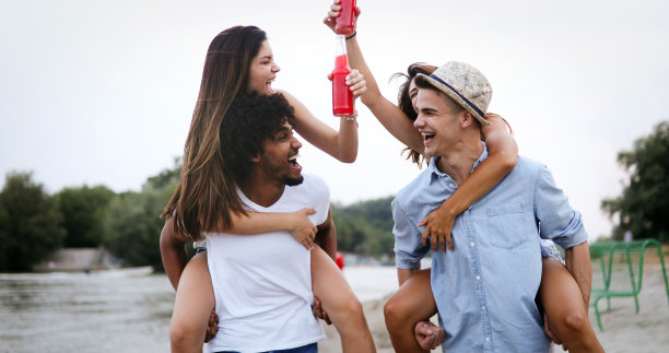 一群朋友享受海滩度假和有乐趣图片下载