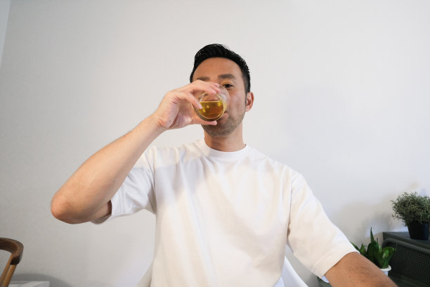 亚洲男人在家参与虚拟欢乐时光图片下载