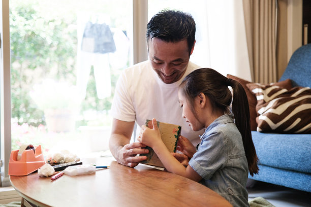 女儿和父亲在家里做作业图片下载