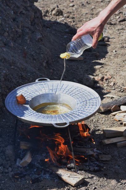 准备煎炸的培根铸铁锅图片下载