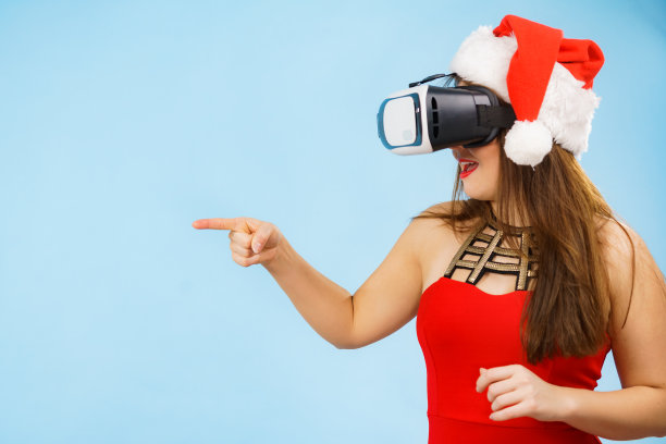 戴着虚拟现实眼镜看3d电影的女孩。图片下载