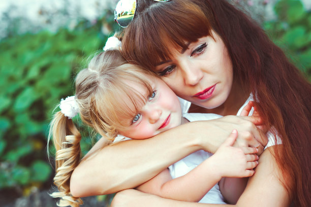 一家人带着孩子在户外散步图片下载