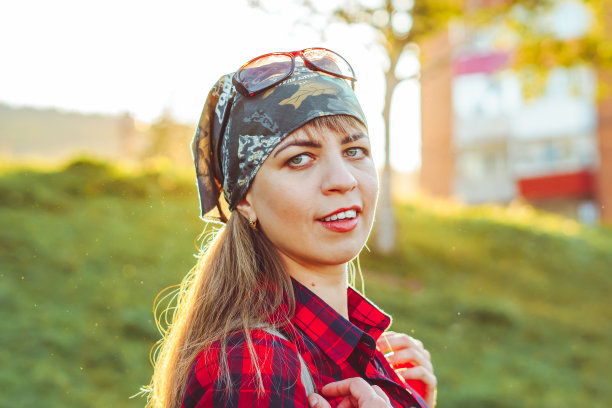 日落时戴头巾的女孩图片下载