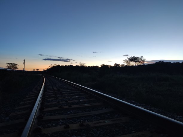 铁轨上的黄昏图片下载