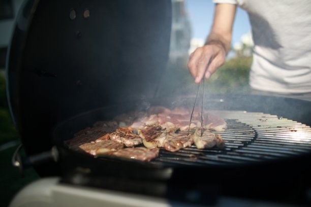 在后院与家人烧烤，父子在花园烧烤肉类图片下载