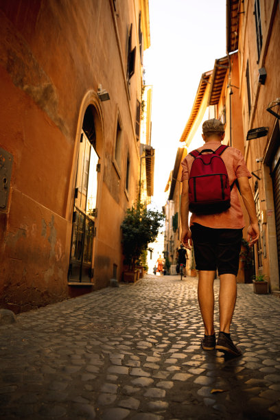 在罗马市中心散步的男人图片下载