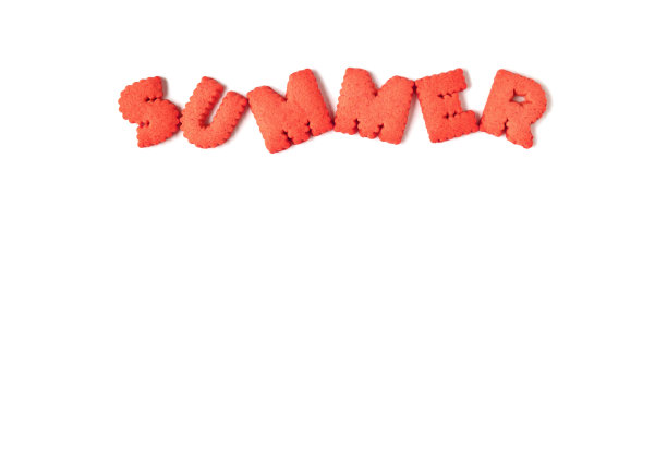 “夏天”这个词是在白色的背景上用橘红色字母形状的饼干拼出来的图片下载