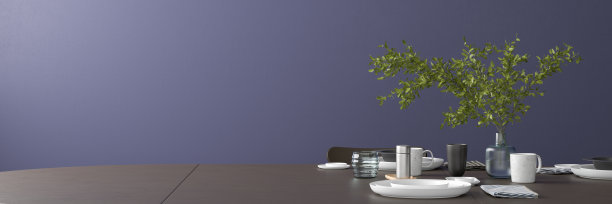 餐厅里空白的蓝色墙面，摆着深色的木桌图片下载