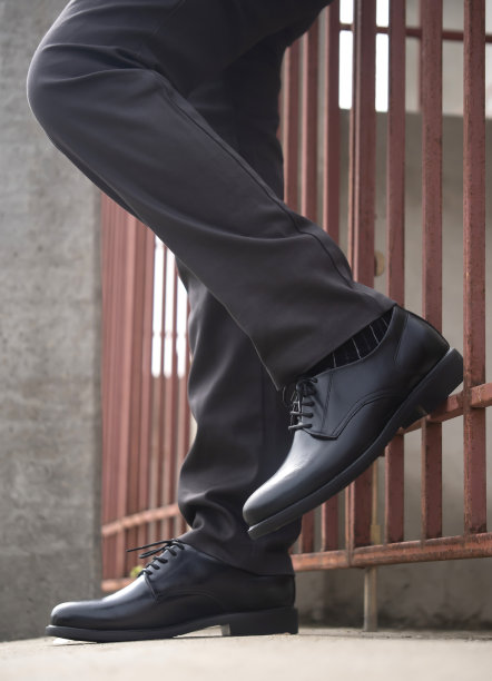 男时装模特站着黑色皮鞋皮鞋。图片下载