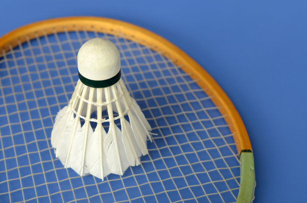 模糊的背景上的白色羽毛羽毛球图片下载