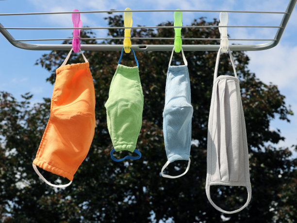 在晒衣绳上，在晒衣夹上晒干，背对着一棵树和天空图片下载