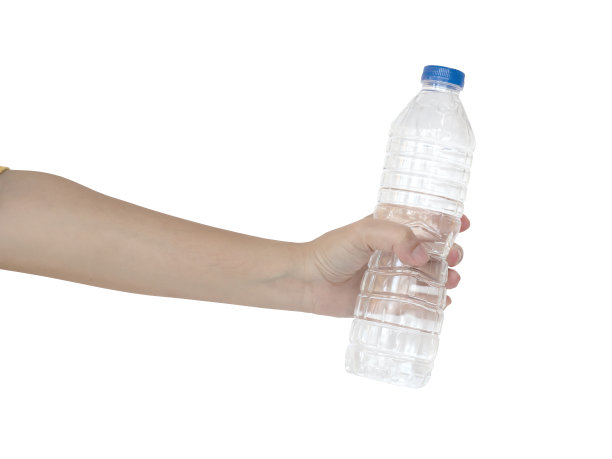 作物手握瓶水隔离白色。剪切路径图片下载