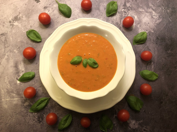 新鲜，自制，冷番茄汤西班牙凉菜汤。图片下载