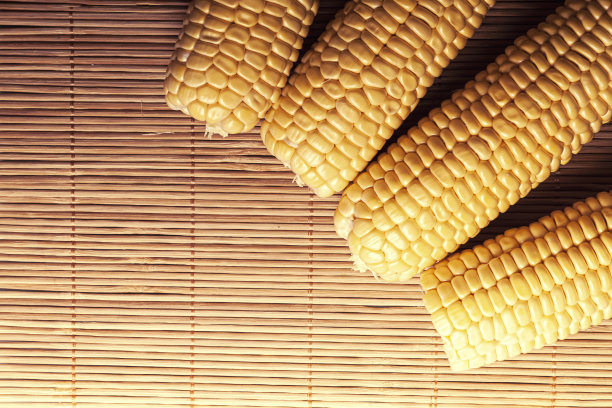 木质背景上的新鲜玉米图片下载