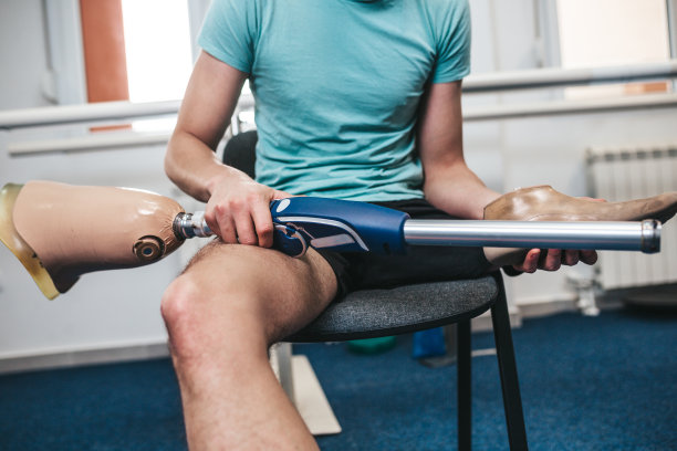 残疾人在物理治疗中心图片下载