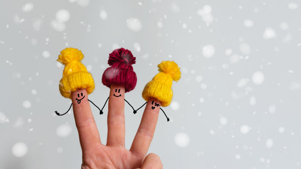 滑稽的手指，戴着冬季帽子的脸。图片下载