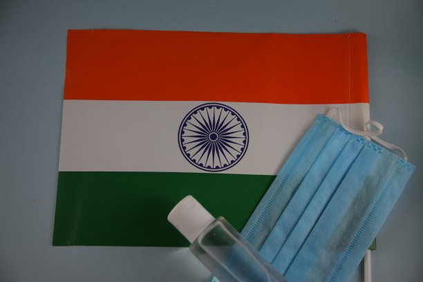 印度独立日用口罩和消毒剂庆祝图片下载