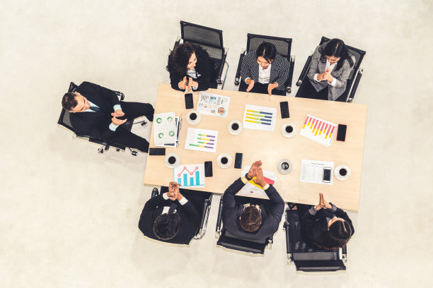 成功的商业人士欢天喜地庆祝图片下载