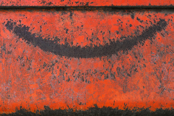 风化的红色金属，带有笑嘴形状的图案图片下载