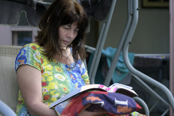 拿着书的女人图片下载