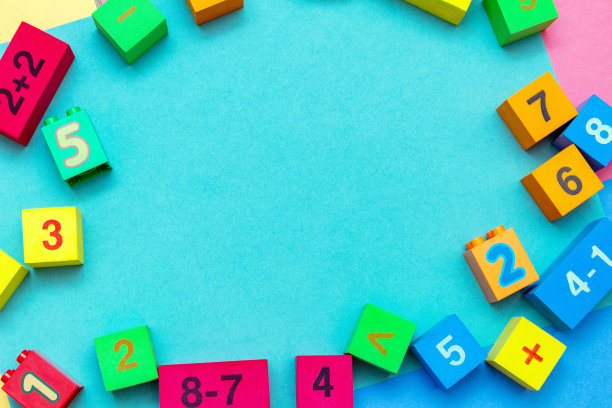 儿童彩色教育玩具立方体与数字数学模式的背景在明亮的背景。平的。儿童，幼儿，婴儿的概念。图片下载