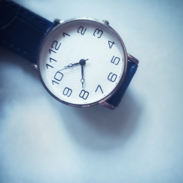 惊人的模拟腕表孤立在优雅的浅蓝色背景。图片下载