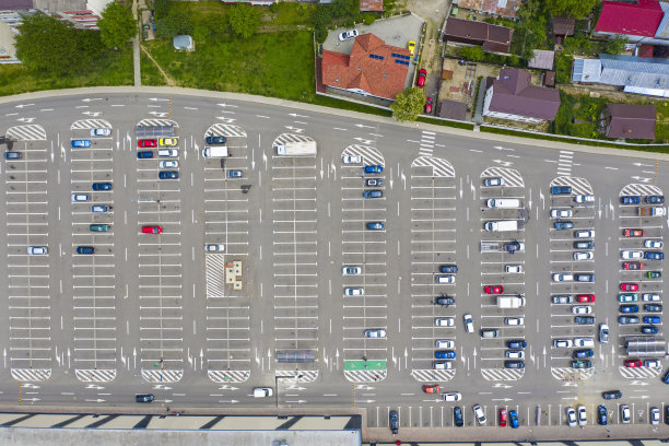 城市购物中心的停车场图片下载