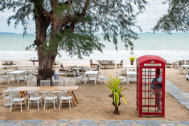 海滩上老式传统的红色公用电话亭图片下载