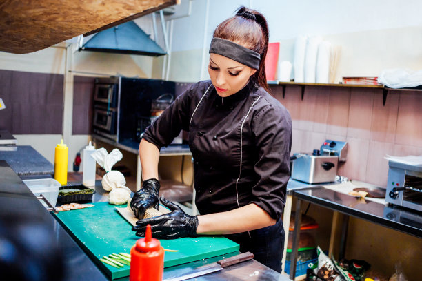 女厨师在厨房里准备寿司图片下载