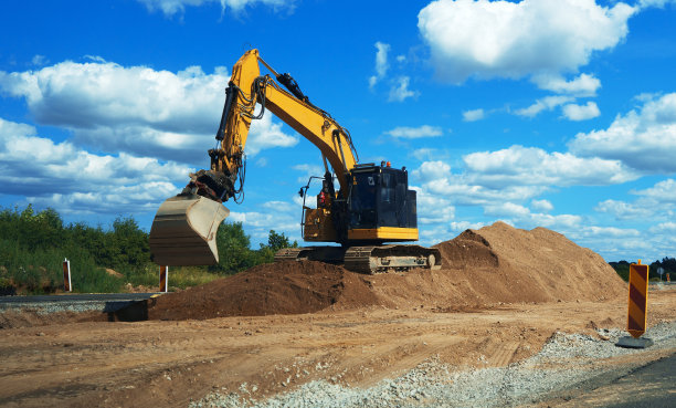 重型设备在空中工作。道路重建图片下载