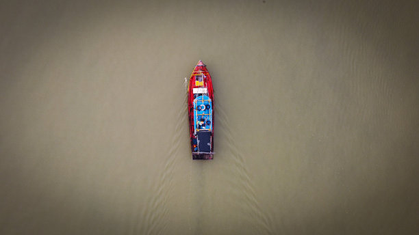 在海上航行的船的俯视图图片下载