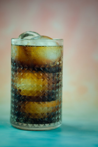 装满软饮料的杯子。清凉饮料图片下载